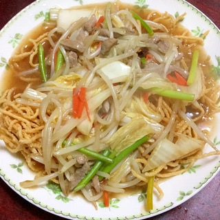 豚とニンニクの芽の野菜たっぷり太麺皿うどん。